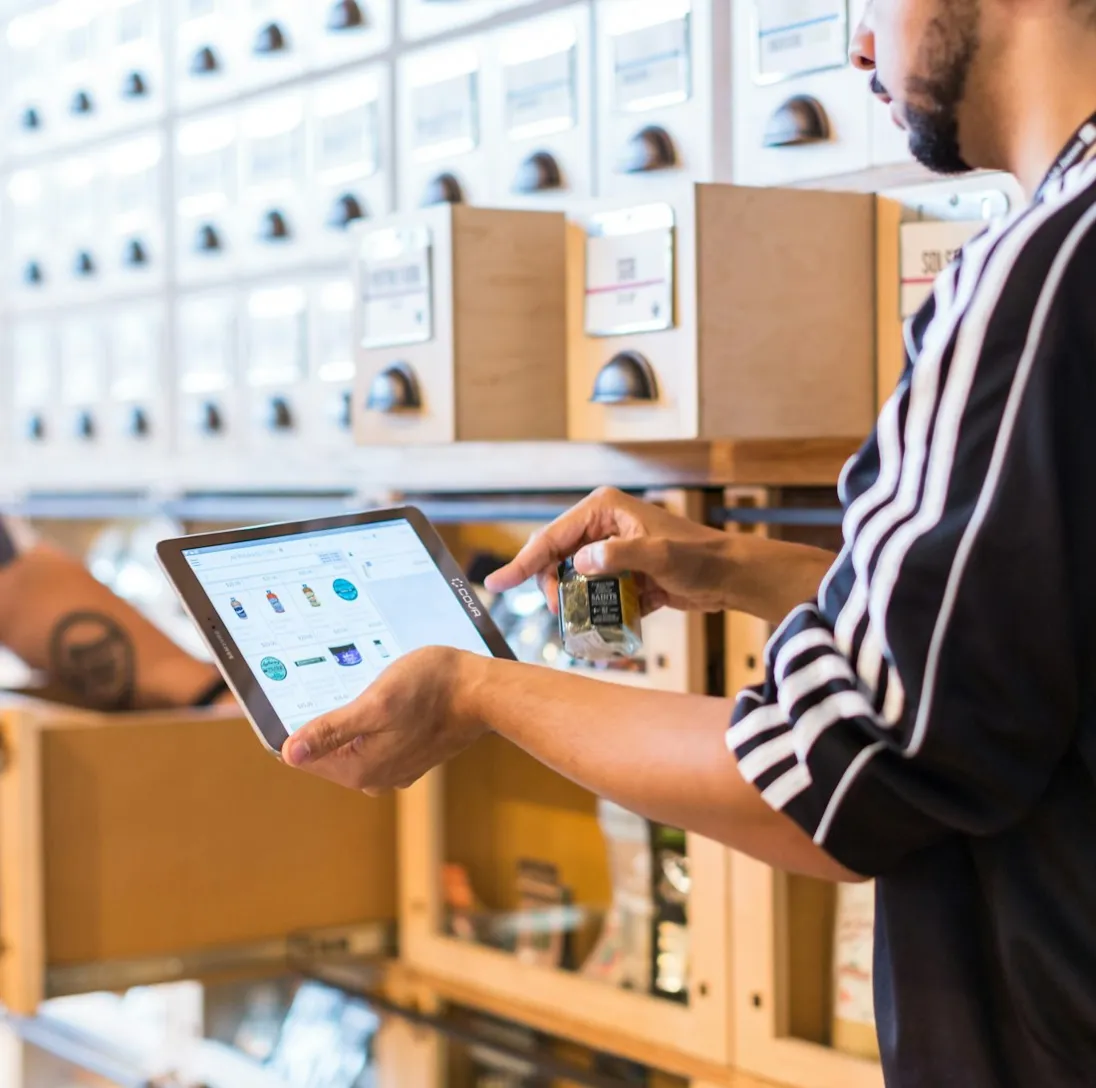 Depoda tablet ile envanter kontrolü yapan çalışan
